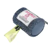 Gros plan sur le distributeur de sacs à déjections en tweed assorti.
