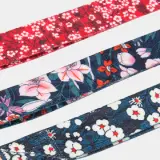 Laisse pour chien 140cm : Style & Confort Truelove Pull Plus Flower Laisse pour chien 140cm Flower portée lors d'une promenade - Design floral visible