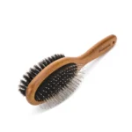 Brosse double face chien Truelove, conçue pour démêler et éliminer les poils morts de tous types de pelages.