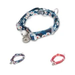Présentation des trois variantes de couleurs du collier pour chat TrueLove : rouge, bleu fleurs blanches et bleu fleurs roses