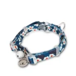 Collier pour chat TrueLove bleu avec un design élégant de fleurs blanches printanières