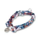 Collier pour chat TrueLove bleu marine orné de motifs fleurs roses et rouges