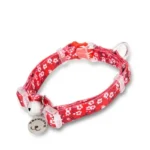 Vue détaillée du collier pour chat TrueLove rouge avec motifs floraux délicats