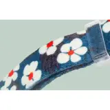 Design floral détaillé du collier pour chat