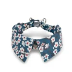 Collier pour chat bleu TrueLove Flower Confort avec imprimé petites fleurs blanches