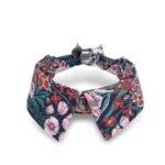 Détail du collier chat TrueLove bleu marine avec motifs de fleurs roses et rouges