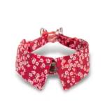Zoom sur le collier pour chat rouge TrueLove avec motifs fleuris