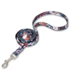 Détail du modèle bleu foncé avec motifs floraux roses pour chat