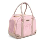 Vue rapprochée du sac de transport chien simili cuir luxe coloris rose poudré