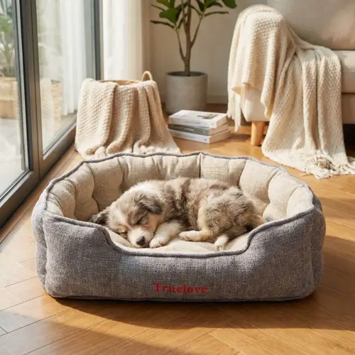Chien endormi paisiblement dans un panier pour chien confortable gris de la marque Truelove