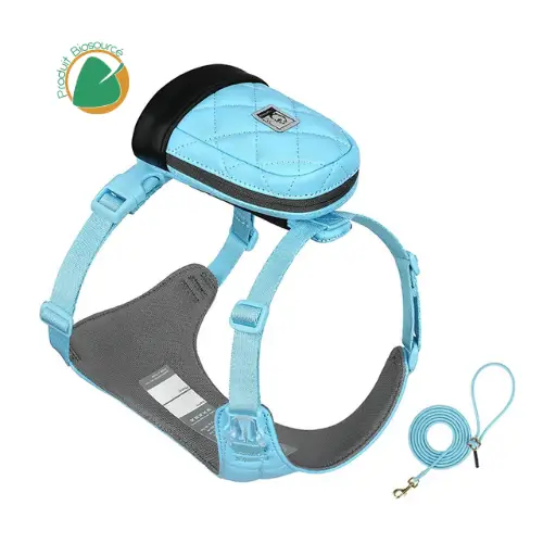 Ensemble complet pour chien avec harnais ergonomique bleu clair, sacoche clipsable et laisse assortie en matériaux biosourcés.