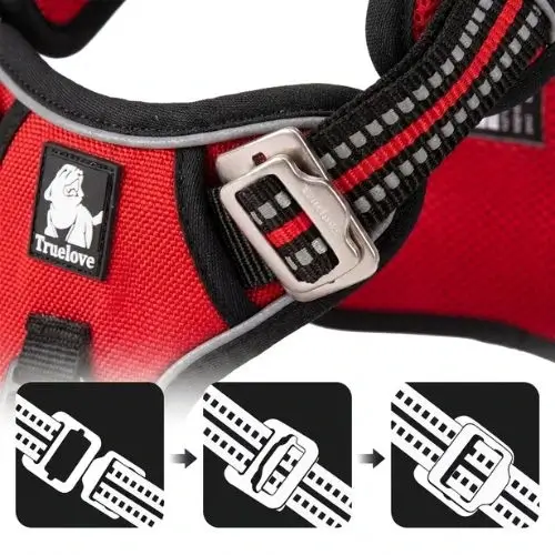 Détail de la boucle d'ouverture rapide au cou en aluminium sur le harnais pour chien Truelove